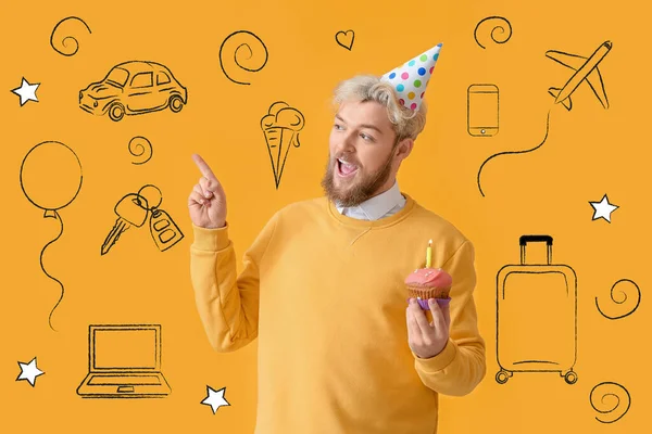 Glücklicher Mann Mit Geburtstagstorte Auf Orangefarbenem Hintergrund — Stockfoto