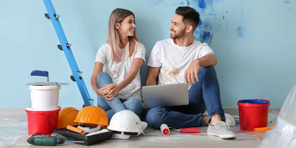 Happy Young Couple Laptop Planning Repair New House — Stock Photo, Image