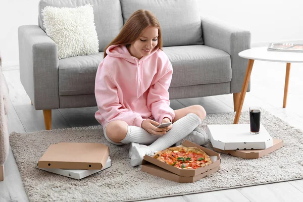 Mujer Joven Con Sabrosa Pizza Usando Teléfono Móvil Casa — Foto de Stock