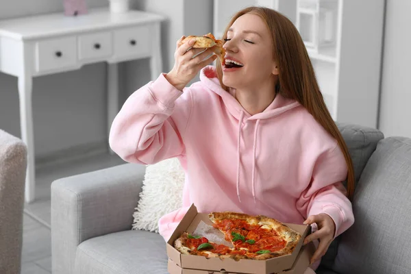 Молодая Женщина Ест Вкусную Пиццу Диване Дома — стоковое фото
