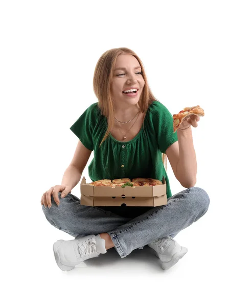 Młoda Kobieta Pudełkiem Smacznej Pizzy Siedzi Białym Tle — Zdjęcie stockowe