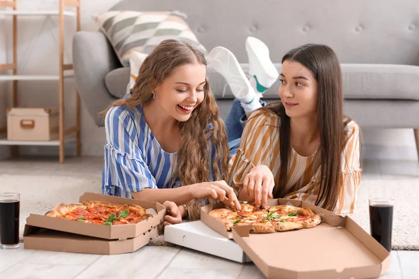 Jovens Mulheres Comendo Pizza Saborosa Casa — Fotografia de Stock