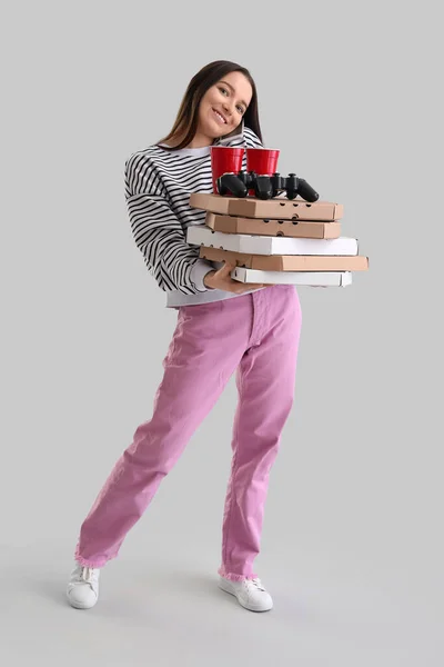 Jonge Vrouw Met Dozen Van Lekkere Pizza Game Pads Bekers — Stockfoto