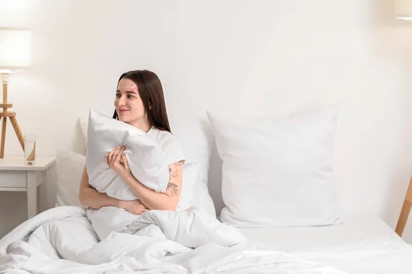 Ontwaak Jonge Vrouw Met Kussen Zittend Bed Ochtend — Stockfoto