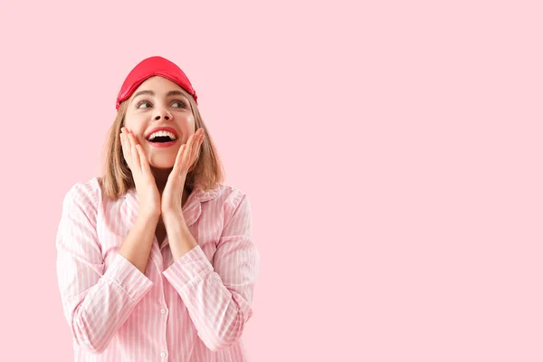 Gelukkig Jong Vrouw Pyjama Roze Achtergrond — Stockfoto
