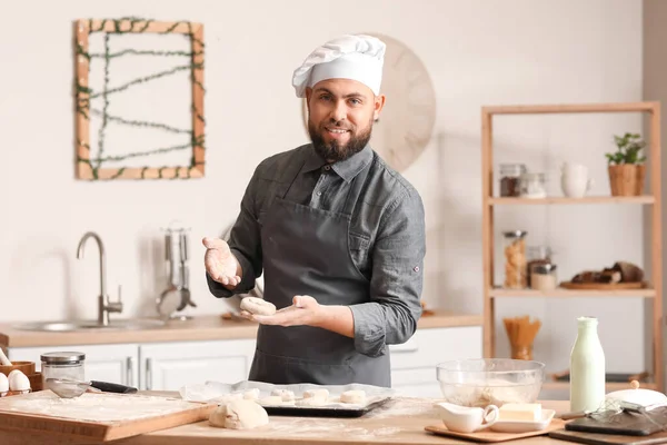 Männlicher Bäcker Backt Brötchen Tisch Küche — Stockfoto