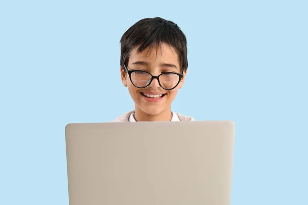 Kleine Jongen Bril Met Behulp Van Laptop Blauwe Achtergrond Close — Stockfoto
