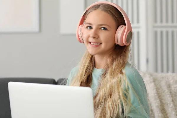Κοριτσάκι Ακουστικά Που Χρησιμοποιεί Λάπτοπ Στο Σπίτι Κοντινό Πλάνο — Φωτογραφία Αρχείου