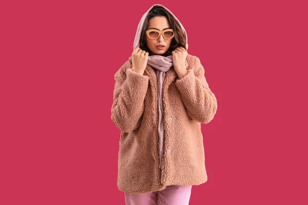 Elegante Joven Con Abrigo Peluche Gafas Sol Sobre Fondo Rosa —  Fotos de Stock