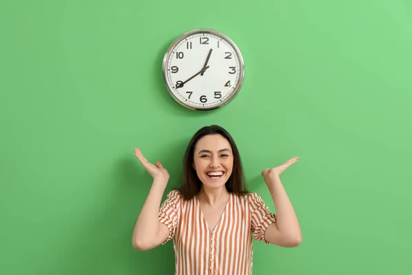 Young Woman Showing Clock Green Wall — Stock Photo, Image