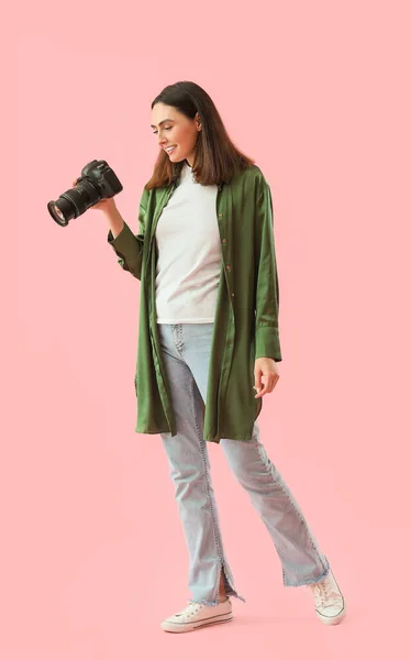 Fotógrafo Feminino Com Câmera Profissional Fundo Rosa — Fotografia de Stock