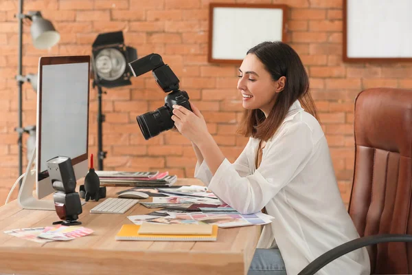 Female Photographer Professional Camera Working Table Studio — Stock Photo, Image