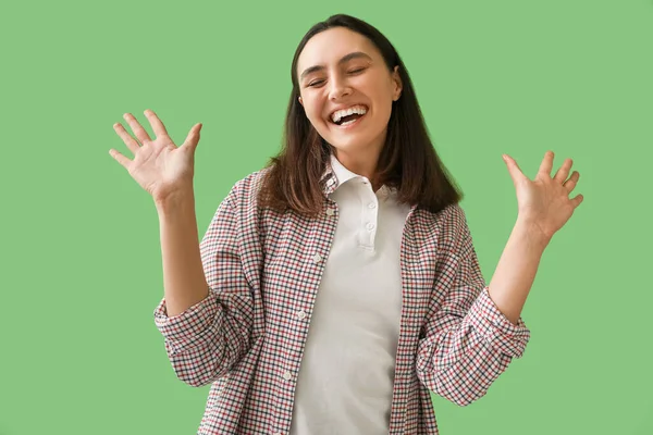 Šťastná Mladá Žena Ukazuje Ruce Zeleném Pozadí — Stock fotografie
