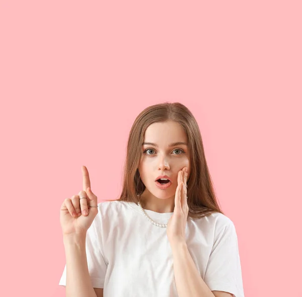 Shocked Young Woman Pointing Something Pink Background Closeup — Stock Photo, Image
