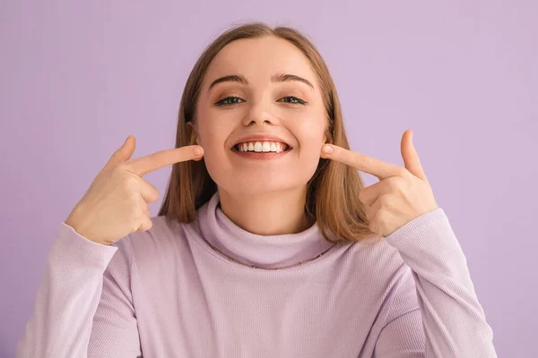 Young Woman Sweater Pointing Her Smile Lilac Background Closeup — Stock Photo, Image