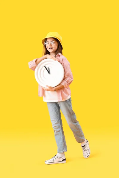 Κοριτσάκι Ρολόι Τοίχου Κίτρινο Φόντο — Φωτογραφία Αρχείου