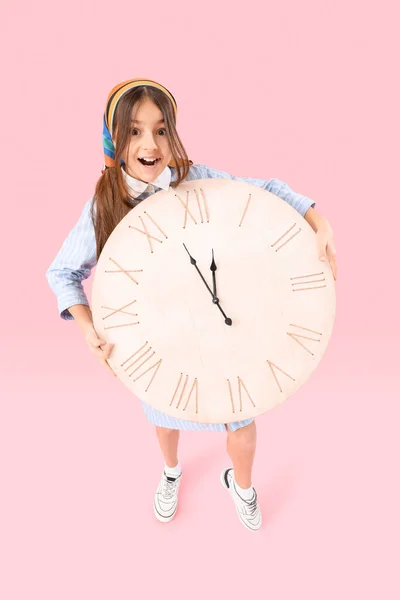 Niña Con Gran Reloj Pared Sobre Fondo Rosa — Foto de Stock