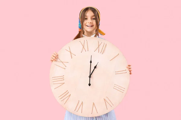 Κοριτσάκι Μεγάλο Ρολόι Τοίχου Ροζ Φόντο — Φωτογραφία Αρχείου