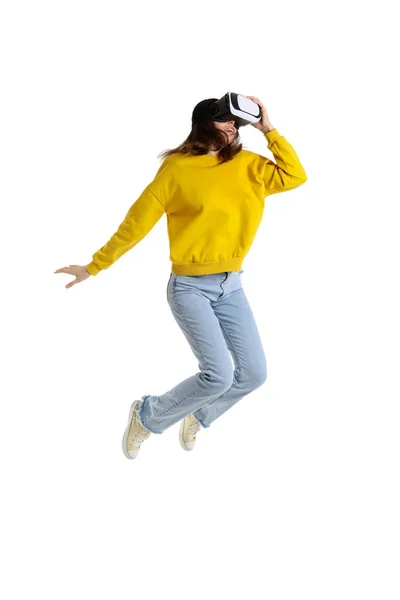 Mujer Joven Saltando Gafas Aisladas Sobre Fondo Blanco — Foto de Stock