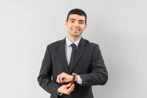 Jovem Empresário Com Relógio Fundo Claro — Fotografia de Stock