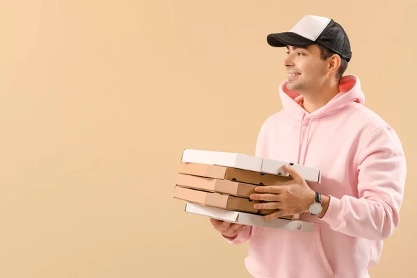 Mensageiro Masculino Segurando Caixas Com Pizza Saborosa Fundo Bege — Fotografia de Stock