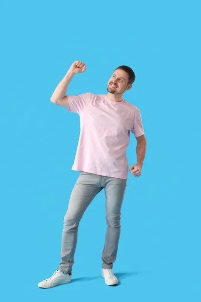 Hombre Guapo Camiseta Bailando Sobre Fondo Azul — Foto de Stock