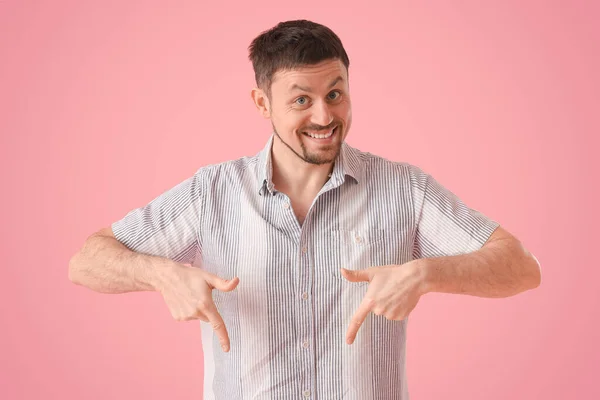 Handsome Man Shirt Pointing Something Pink Background — Stock Photo, Image