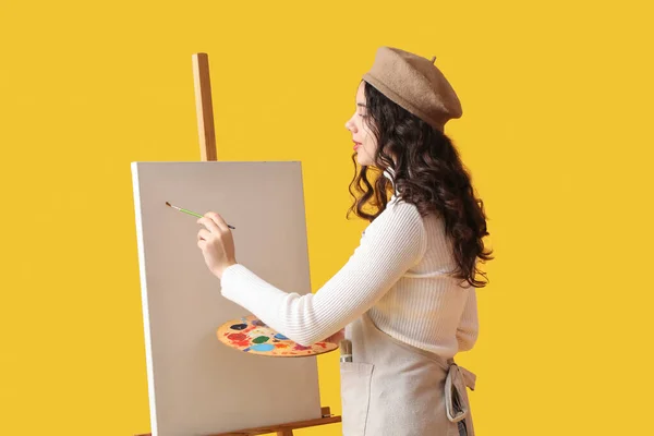 Teenager Künstler Mit Pinsel Und Farbpalette Zeichnung Auf Gelbem Hintergrund — Stockfoto