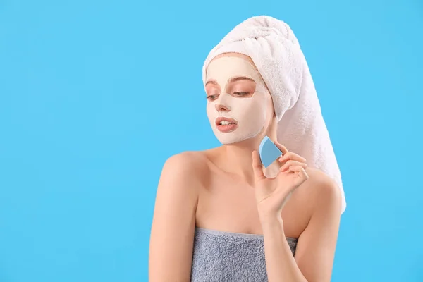 Mujer Joven Con Máscara Cúrcuma Aplicada Esponja Sobre Fondo Azul —  Fotos de Stock