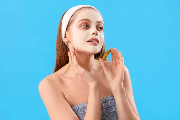Mujer Joven Con Máscara Cúrcuma Aplicada Raíz Sobre Fondo Azul —  Fotos de Stock