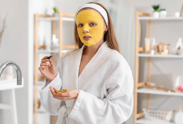 Mujer Joven Con Máscara Sábanas Raíces Cúrcuma Cepillo Baño — Foto de Stock