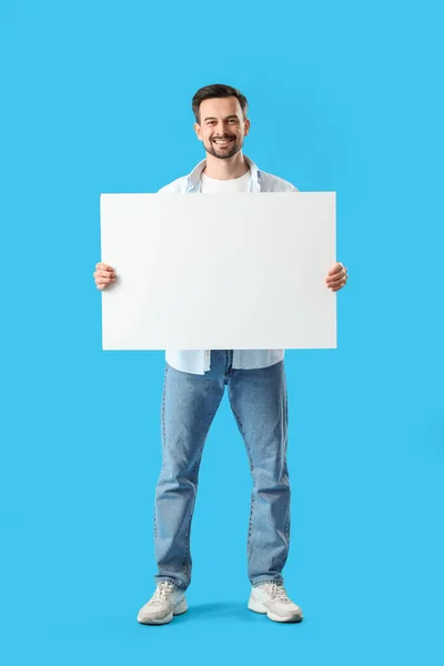 Bonito Homem Com Grande Cartaz Branco Fundo Azul — Fotografia de Stock