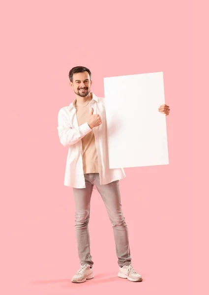 Bonito Homem Com Grande Cartaz Branco Mostrando Polegar Fundo Rosa — Fotografia de Stock