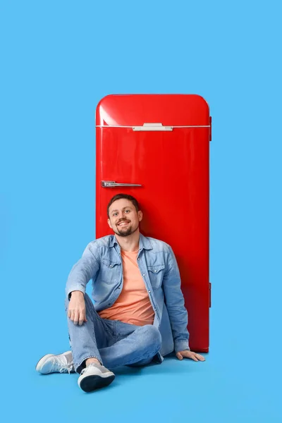 Snygg Man Med Stor Tom Affisch Sitter Blå Bakgrund — Stockfoto