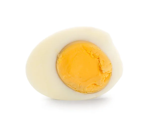 一半的煮熟的鸡蛋在白色背景下分离 — 图库照片