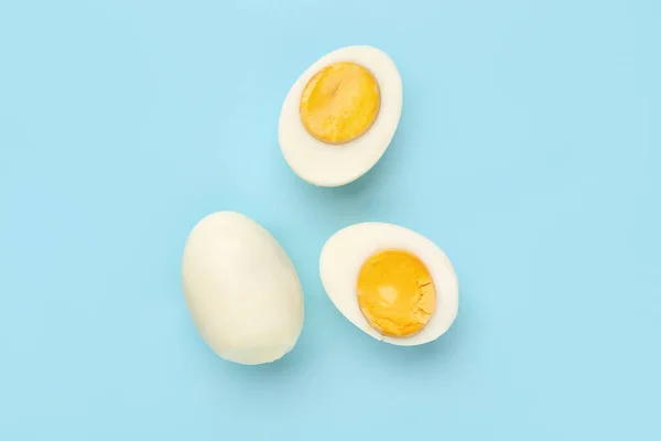 蓝色背景的美味煮蛋 — 图库照片