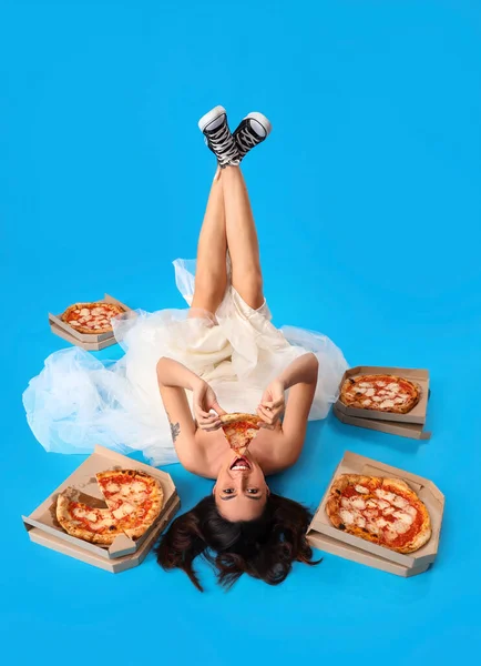 Młoda Kobieta Białej Sukience Smaczną Pizzą Leżącą Niebieskim Tle — Zdjęcie stockowe