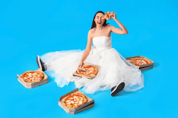 Młoda Kobieta Białej Sukience Smaczną Pizzą Siedzącą Niebieskim Tle — Zdjęcie stockowe