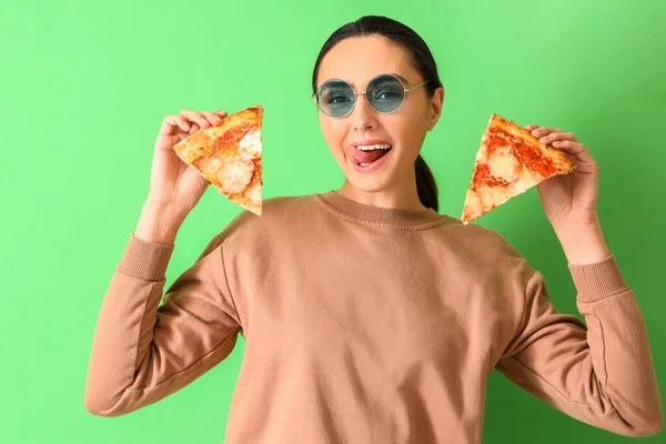 Piękna Kobieta Okularach Przeciwsłonecznych Plastrami Smacznej Pizzy Zielonym Tle — Zdjęcie stockowe