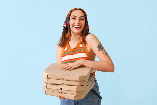 Belle Femme Avec Des Boîtes Pizza Savoureuse Sur Fond Bleu — Photo