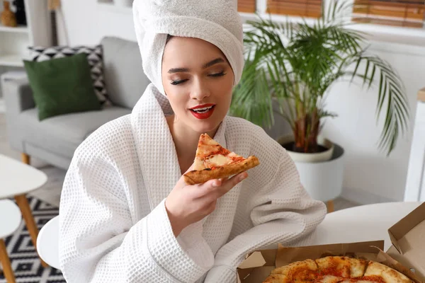 Mujer Joven Albornoz Con Sabrosa Pizza Sentada Casa — Foto de Stock
