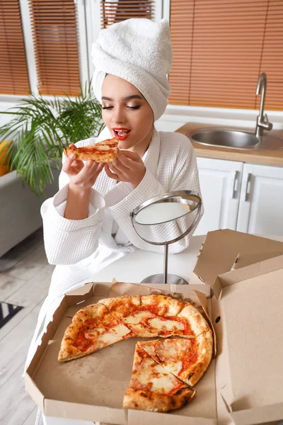 Jovem Roupão Banho Com Pizza Saborosa Espelho Mesa Casa — Fotografia de Stock