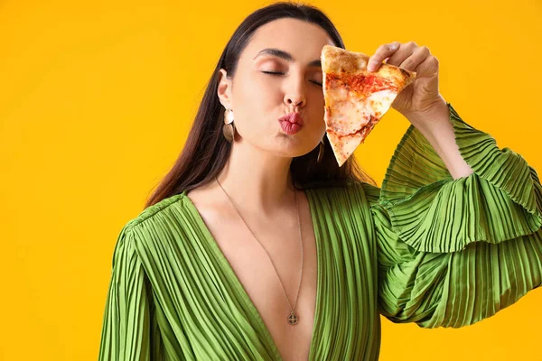 Młoda Kobieta Sukience Smaczną Pizzą Wieje Pocałunek Żółtym Tle Zbliżenie — Zdjęcie stockowe