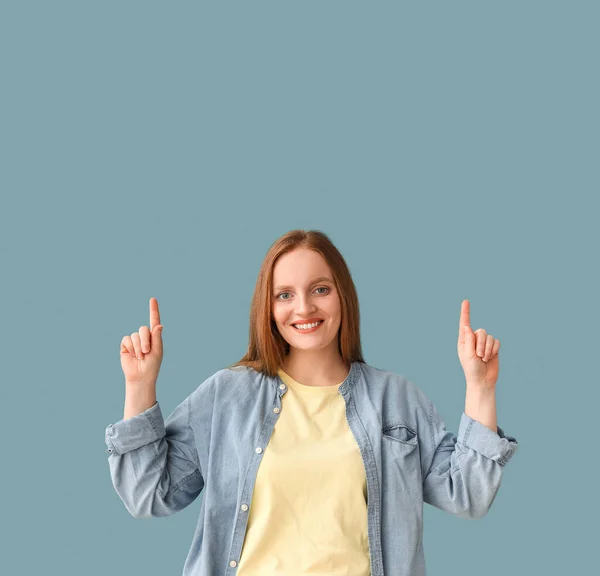 Beautiful Redhead Woman Pointing Something Blue Background — Stock Photo, Image