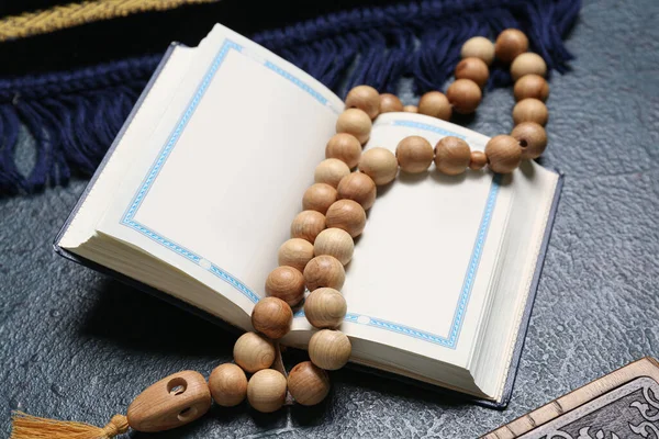 Corán Con Cuentas Oración Alfombra Para Ramadán Sobre Fondo Oscuro — Foto de Stock