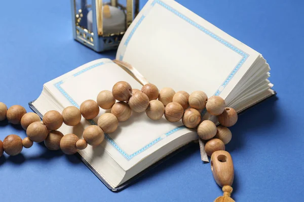 Koran Mit Gebetsperlen Und Muslimischer Laterne Zum Ramadan Auf Blauem — Stockfoto