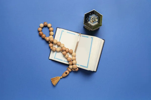 Koran Paciorkami Modlitewnymi Muzułmańską Latarnią Dla Ramadanu Niebieskim Tle — Zdjęcie stockowe