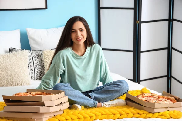Молода Жінка Коробками Смачної Піци Сидить Спальні — стокове фото