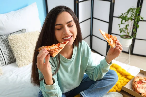 Jovem Mulher Comendo Pizza Saborosa Quarto Close — Fotografia de Stock