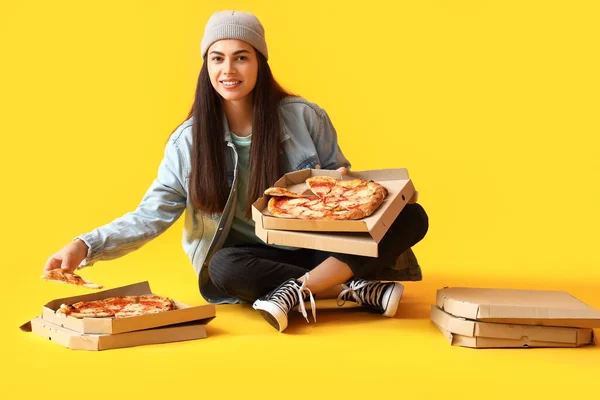 Jovem Com Caixas Pizza Saborosa Sentada Fundo Amarelo — Fotografia de Stock